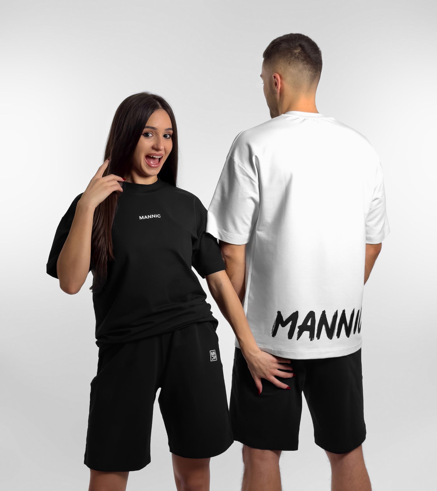 Compleu cuplu barbat si femeie, din tricou si pantaloni scurti cu print MANNIC mic pe piept si mare pe spate jos. Set unisex, culoare alb si negru