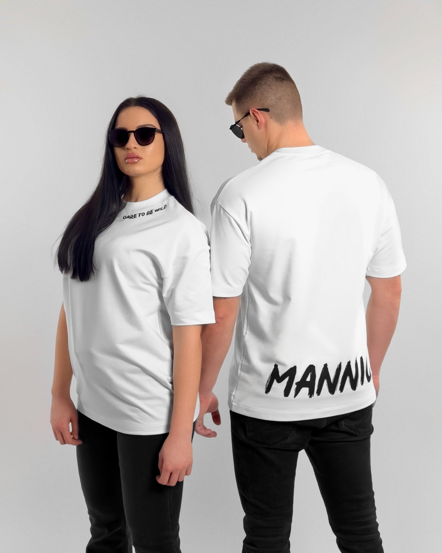 Cuplu purtant tricou alb oversize MANNIC cu printul DARE TO BE WILD