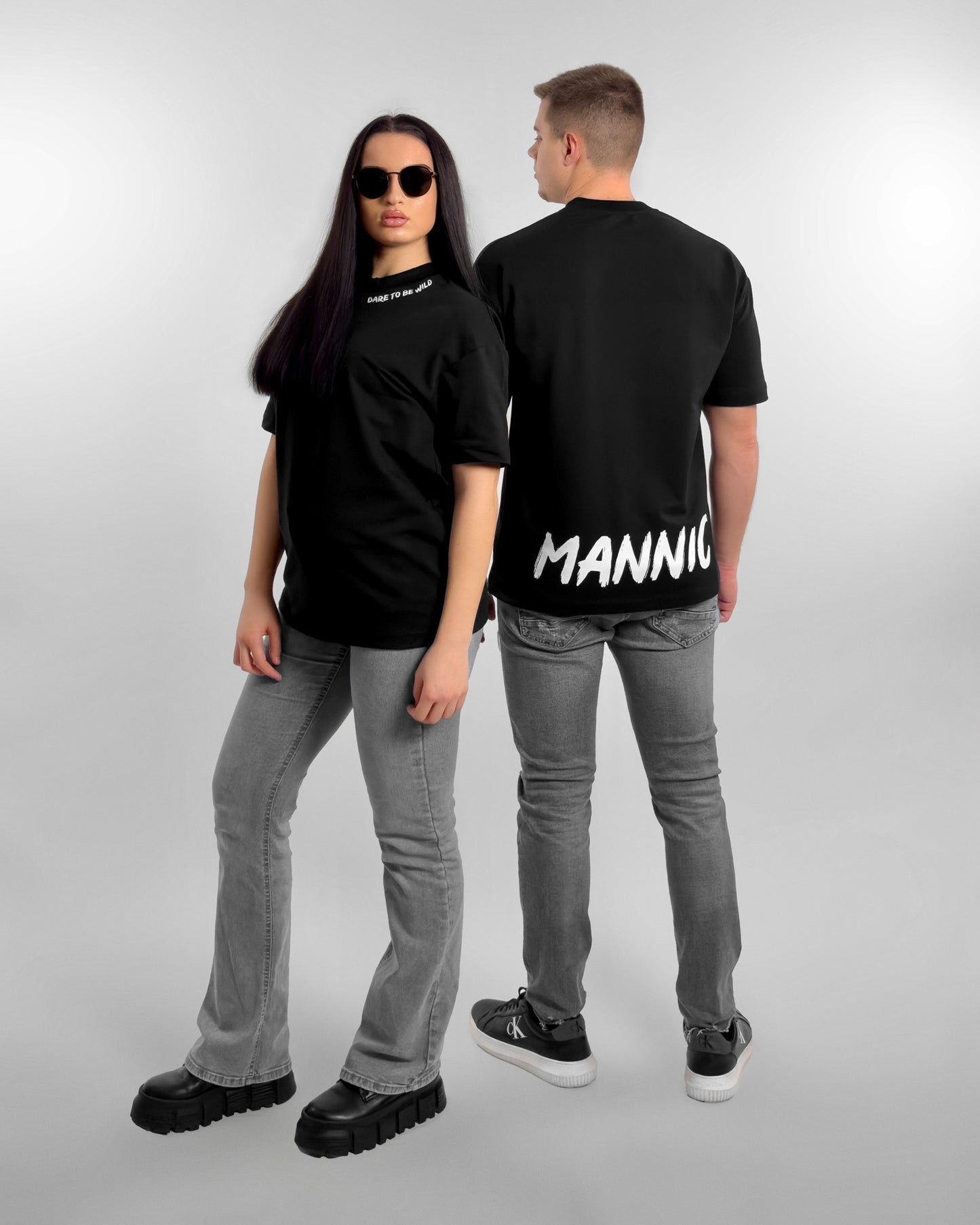 Cuplu purtant tricou negru oversize MANNIC cu printul DARE TO BE WILD