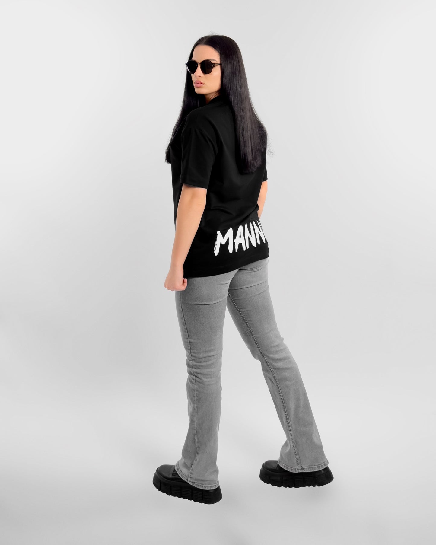 Femeie purtant tricoul negru oversize MANNIC cu printul DARE TO BE WILD, cadru lateral