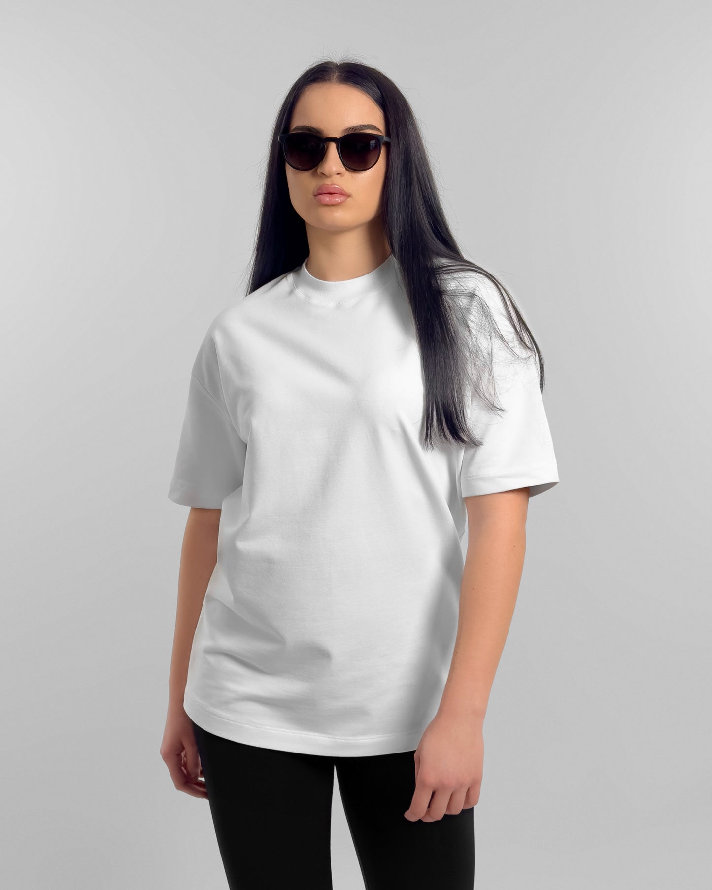 Femeie in tricou simplu alb cu print patrat MANNIC pe maneca, cadru frontal